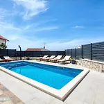 With Heated Swimming Pool 70 Meters From The Beach-bobanac *