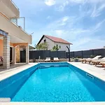 Holiday home With Heated Swimming Pool 70 Meters From The Beach-bobanac Razanj