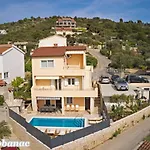 펜션 With Heated Swimming Pool 70 Meters From The Beach-bobanac