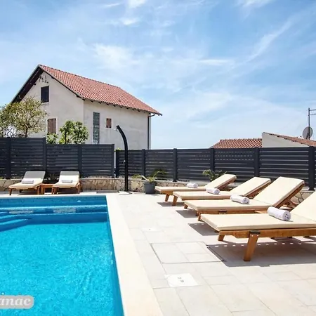 With Heated Swimming Pool 70 Meters From The Beach-bobanac 度假居