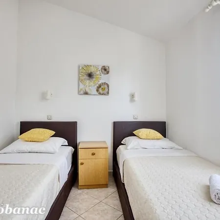 With Heated Swimming Pool 70 Meters From The Beach-bobanac *
