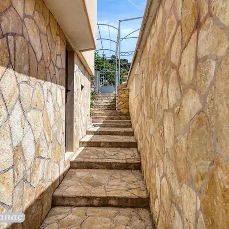With Heated Swimming Pool 70 Meters From The Beach-bobanac בית נופש *