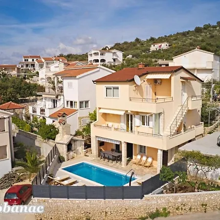 بيت للعطل With Heated Swimming Pool 70 Meters From The Beach-bobanac