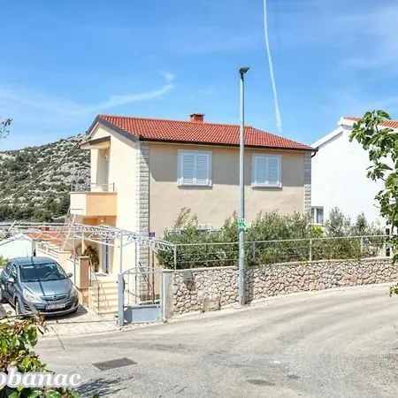 With Heated Swimming Pool 70 Meters From The Beach-bobanac Semesterbostad