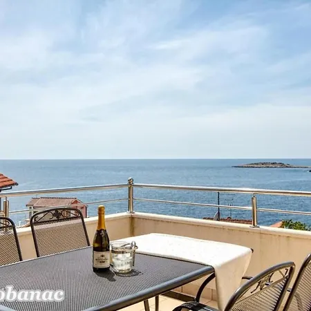With Heated Swimming Pool 70 Meters From The Beach-bobanac בית נופש *