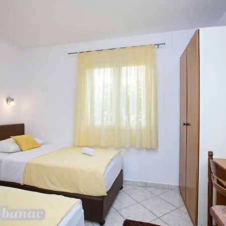 With Heated Swimming Pool 70 Meters From The Beach-bobanac Feriehus