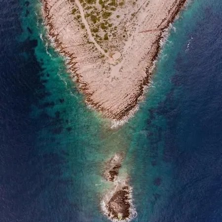 With Heated Swimming Pool 70 Meters From The Beach-bobanac Semesterbostad *