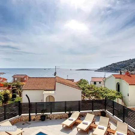 With Heated Swimming Pool 70 Meters From The Beach-bobanac 度假居 *