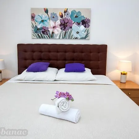 With Heated Swimming Pool 70 Meters From The Beach-bobanac