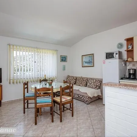 With Heated Swimming Pool 70 Meters From The Beach-bobanac Semesterbostad