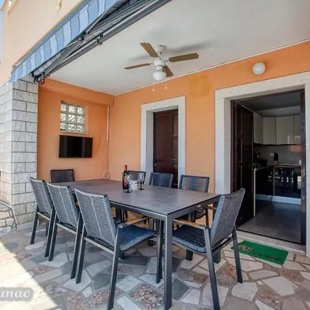 With Heated Swimming Pool 70 Meters From The Beach-bobanac Semesterbostad