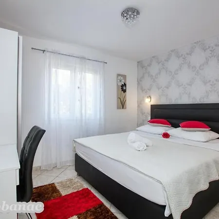 With Heated Swimming Pool 70 Meters From The Beach-bobanac