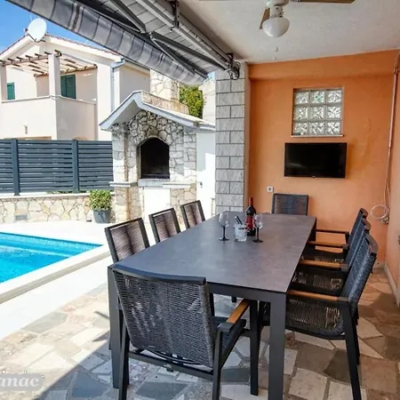 With Heated Swimming Pool 70 Meters From The Beach-bobanac