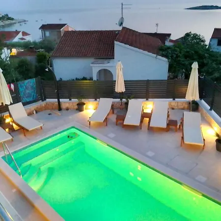 With Heated Swimming Pool 70 Meters From The Beach-bobanac بيت للعطل *