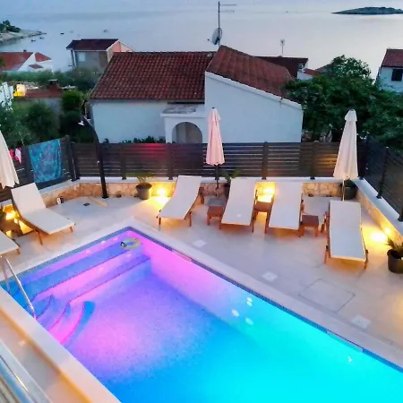 With Heated Swimming Pool 70 Meters From The Beach-bobanac بيت للعطل Ražanj