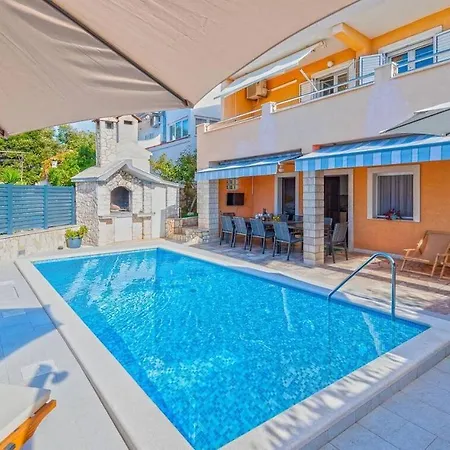 With Heated Swimming Pool 70 Meters From The Beach-bobanac Holiday home