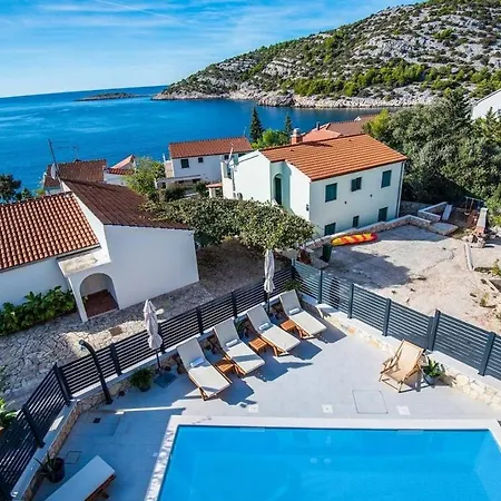 With Heated Swimming Pool 70 Meters From The Beach-bobanac Feriehus Ražanj