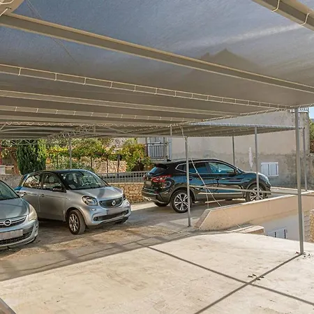 With Heated Swimming Pool 70 Meters From The Beach-bobanac 度假居