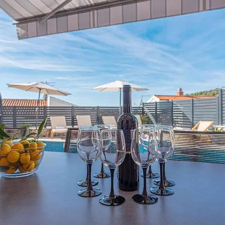 With Heated Swimming Pool 70 Meters From The Beach-bobanac 度假居 *