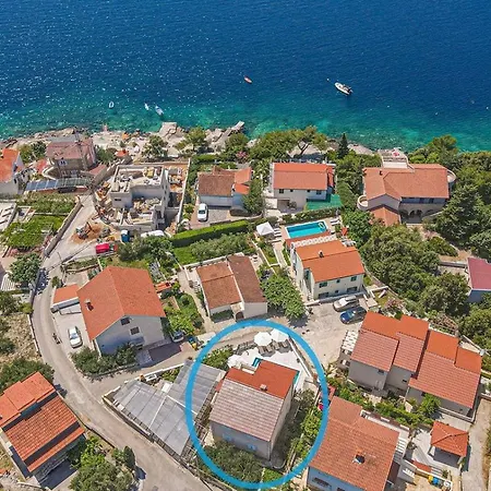 With Heated Swimming Pool 70 Meters From The Beach-bobanac Feriehus