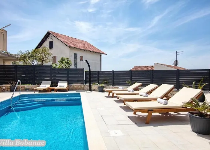 With Heated Swimming Pool 70 Meters From The Beach-bobanac בית נופש