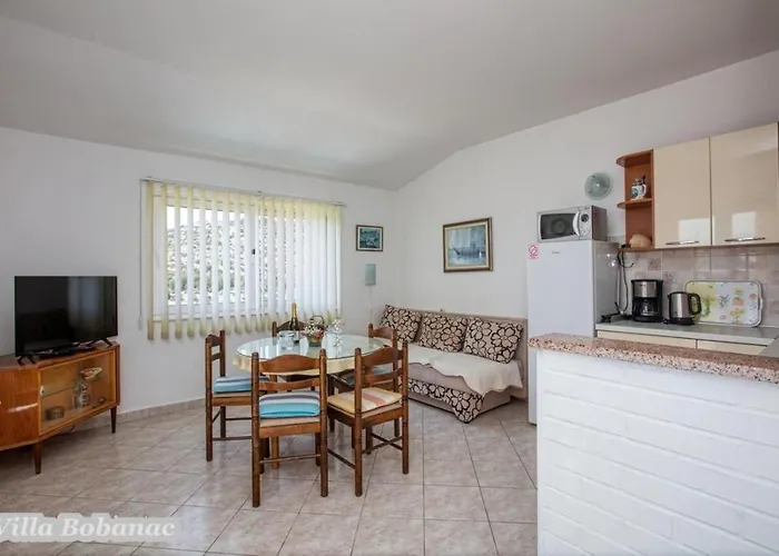 With Heated Swimming Pool 70 Meters From The Beach-bobanac בית נופש