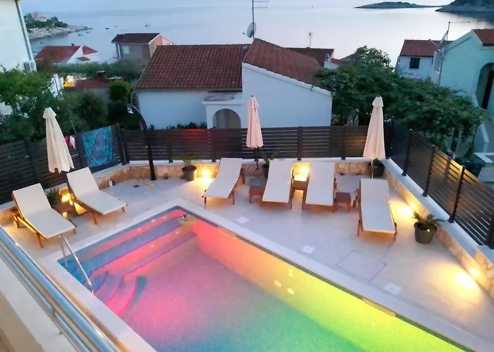 With Heated Swimming Pool 70 Meters From The Beach-bobanac *