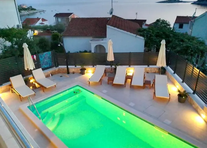 With Heated Swimming Pool 70 Meters From The Beach-bobanac Tatil Evi *