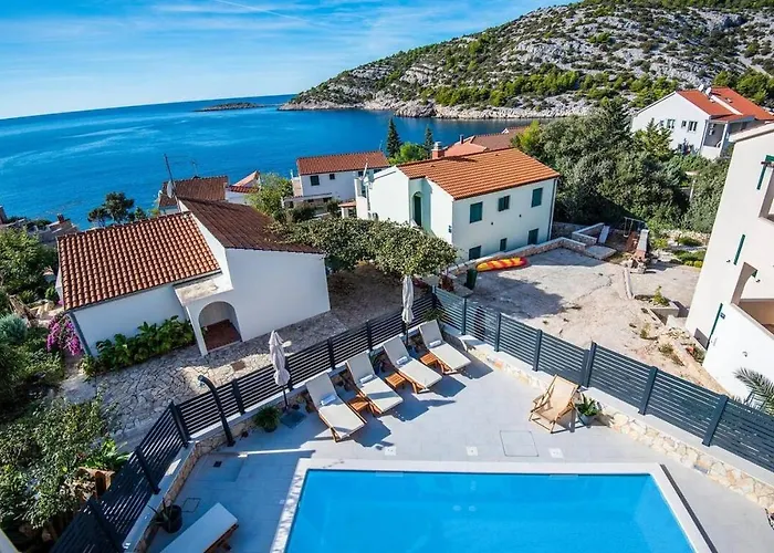 With Heated Swimming Pool 70 Meters From The Beach-bobanac בית נופש Ražanj