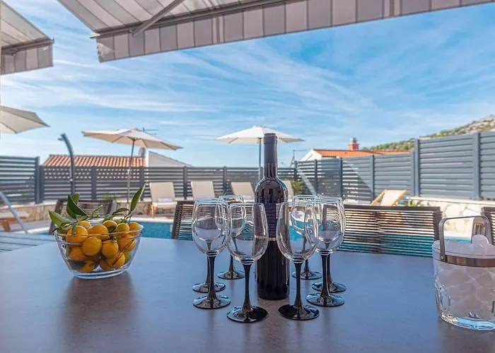 With Heated Swimming Pool 70 Meters From The Beach-bobanac Tatil Evi *