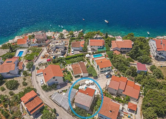 With Heated Swimming Pool 70 Meters From The Beach-bobanac בית נופש